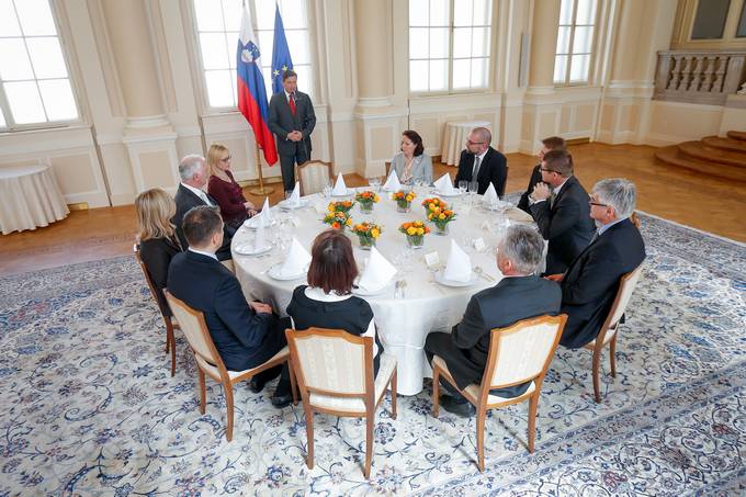 Predsednik republike Borut Pahor je gostil delovno kosilo za nagrajence Gospodarske zbornice Slovenije za izjemne gospodarske in podjetniške dosežke za leto 2012.